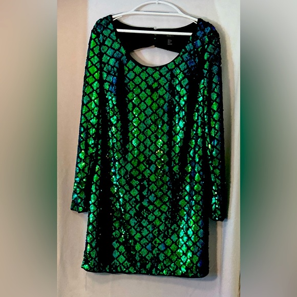 Forever 21 Dresses & Skirts - Forever 21+ Emerald Green & Black Sequin Long-Sleeve Shift Dress